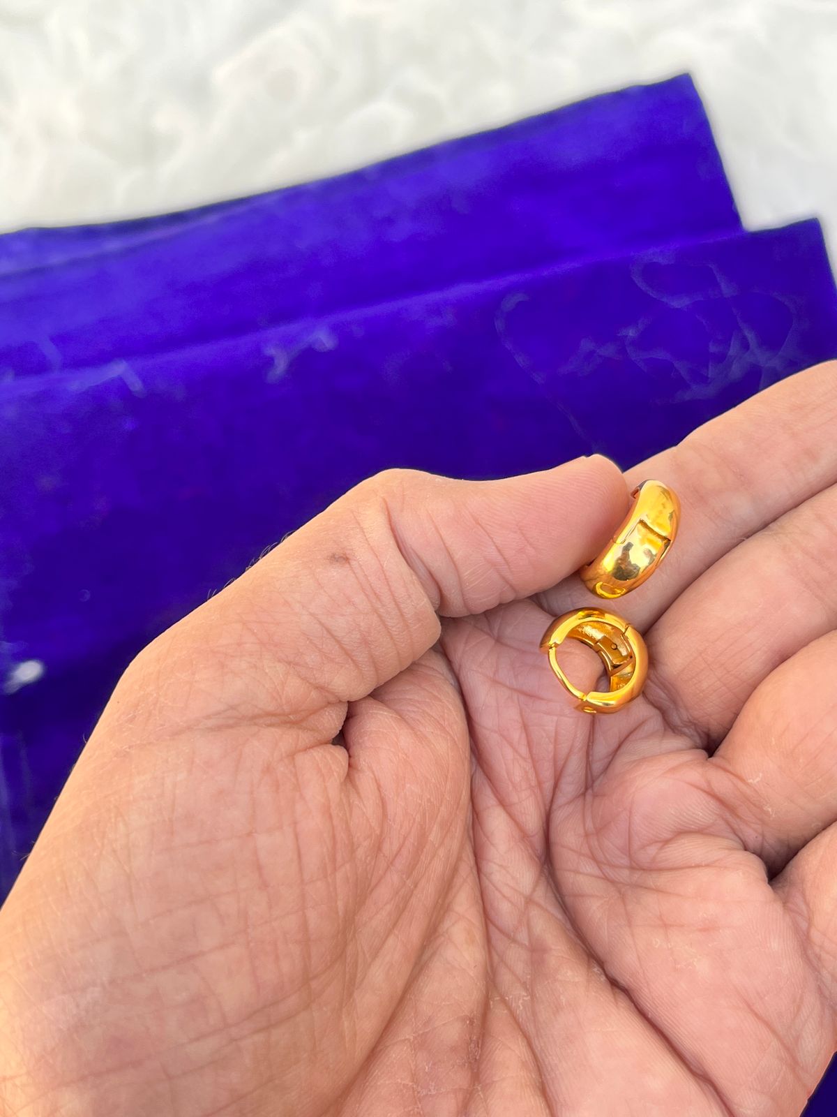 Gold plated premium stung design men's earrings
