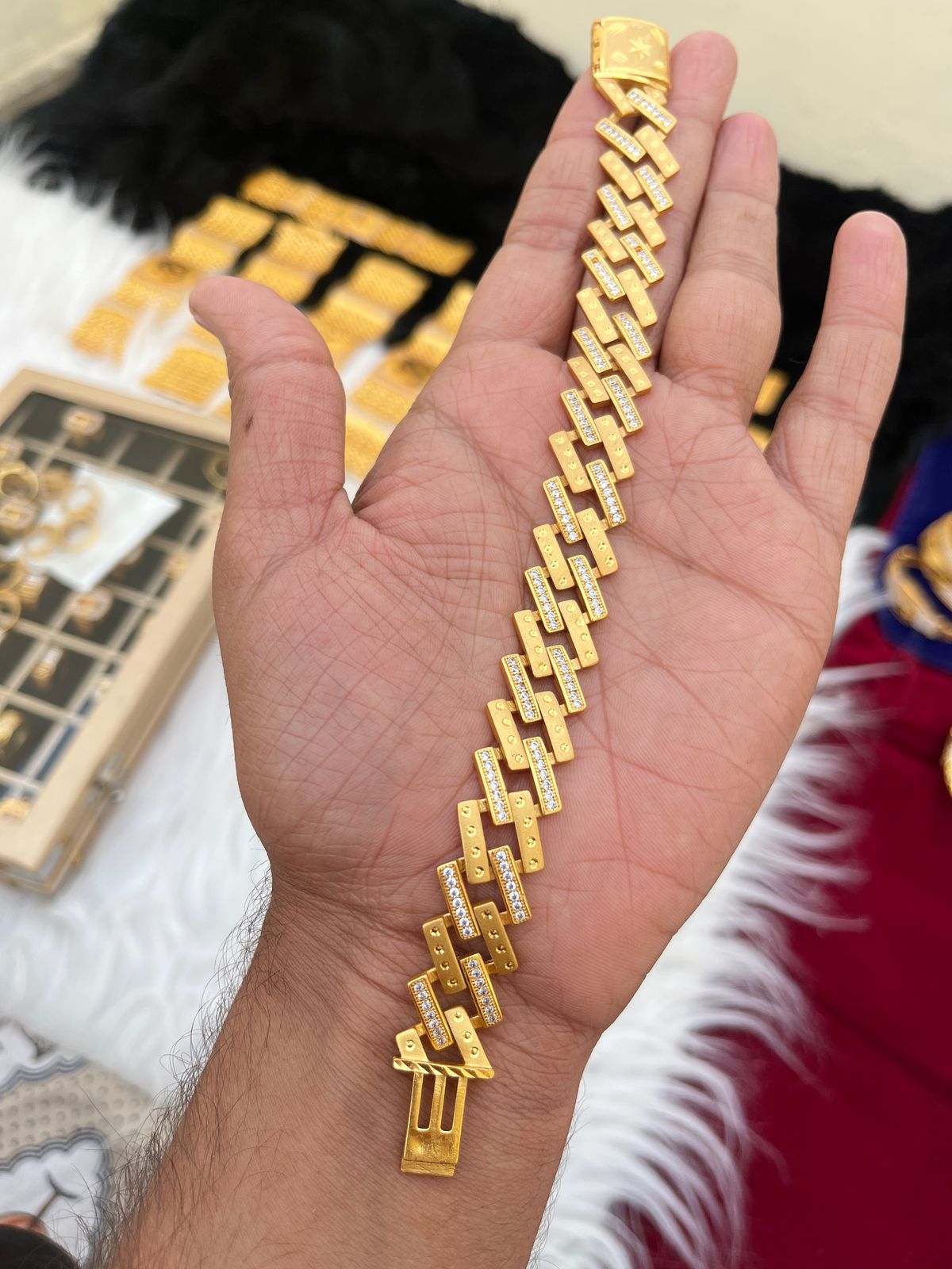 Gold plated premium daimond high quality bracelet with unique lock