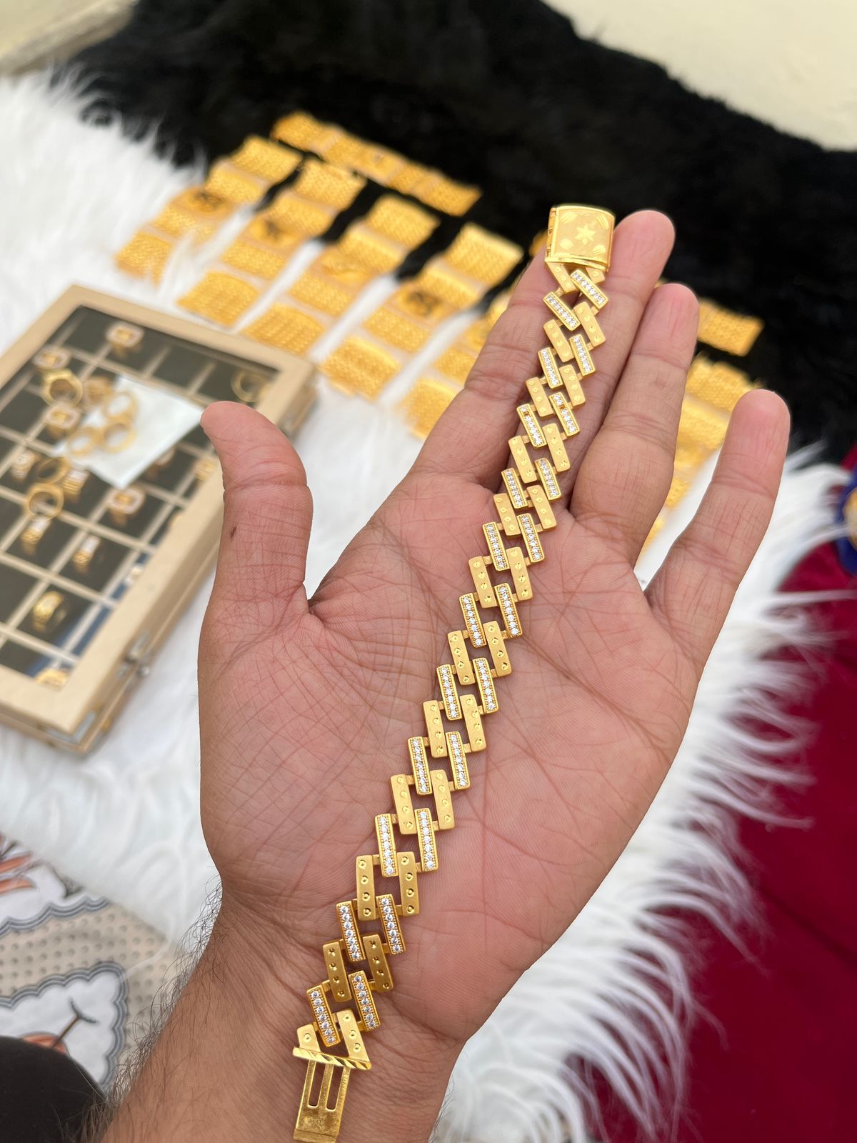 Gold plated premium daimond high quality bracelet with unique lock