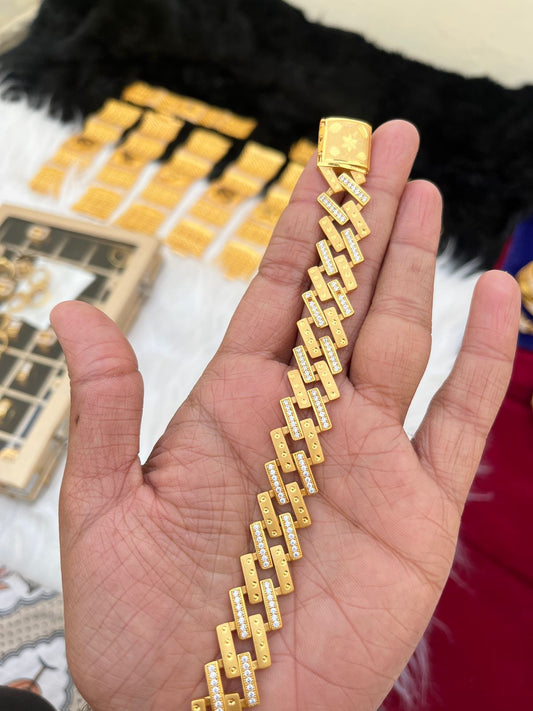 Gold plated premium daimond high quality bracelet with unique lock
